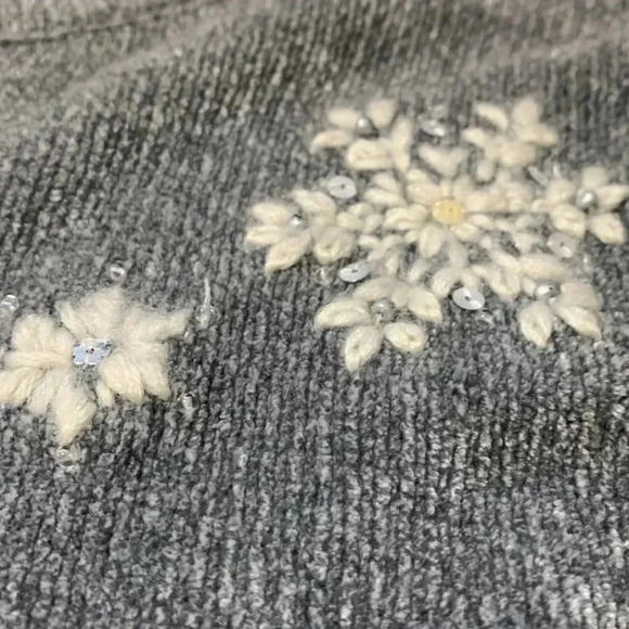 Alfred Dunner Embroidered sweater, looks and feels like the velour, Size Medium - Picture 4 of 8